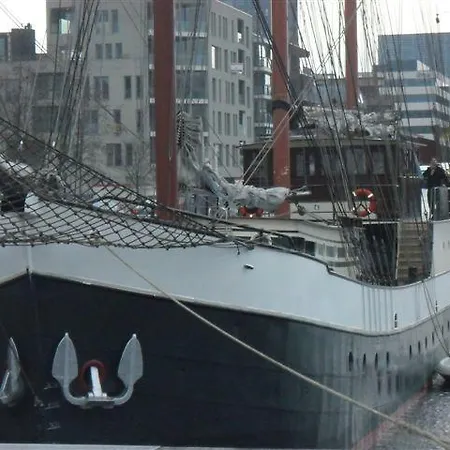 Boat Barkentijn Marjorie Hotel na wodzie